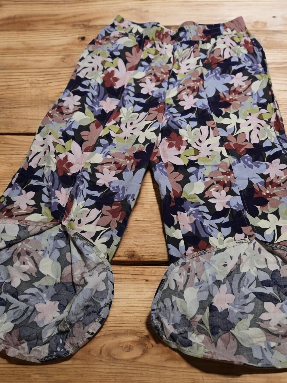 Floral Print Cropped Leggings in Multi-Color By Royalty Size L NWOT.